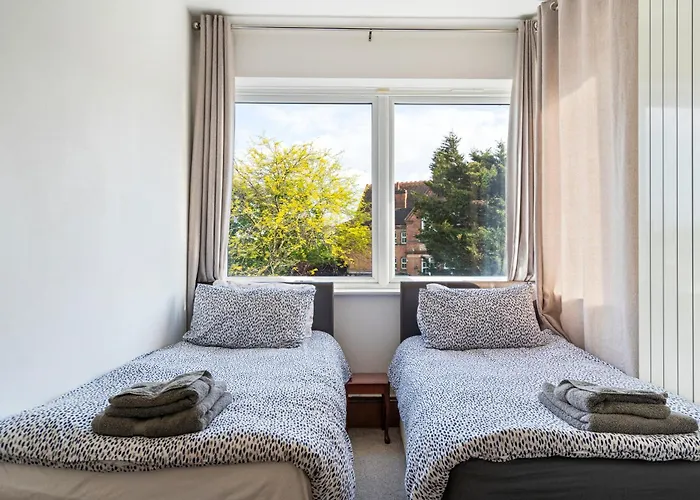Modern 2 Bedroom Apartment In Mitcham, London