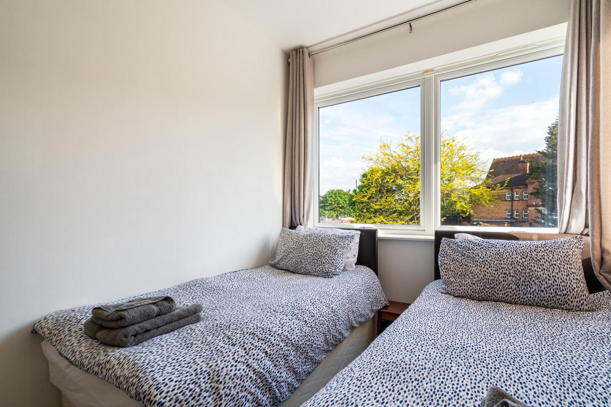 Modern 2 Bedroom In Mitcham, London Apartment *