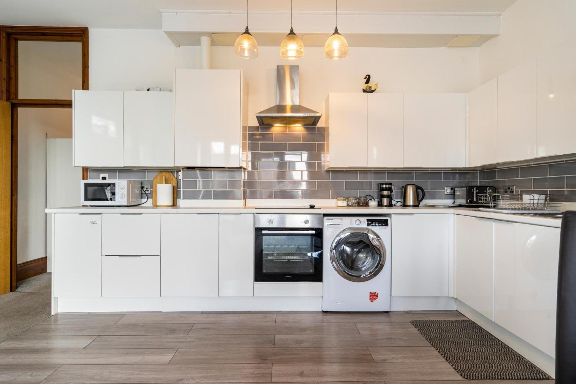 Modern 2 Bedroom In Mitcham, London Apartment *