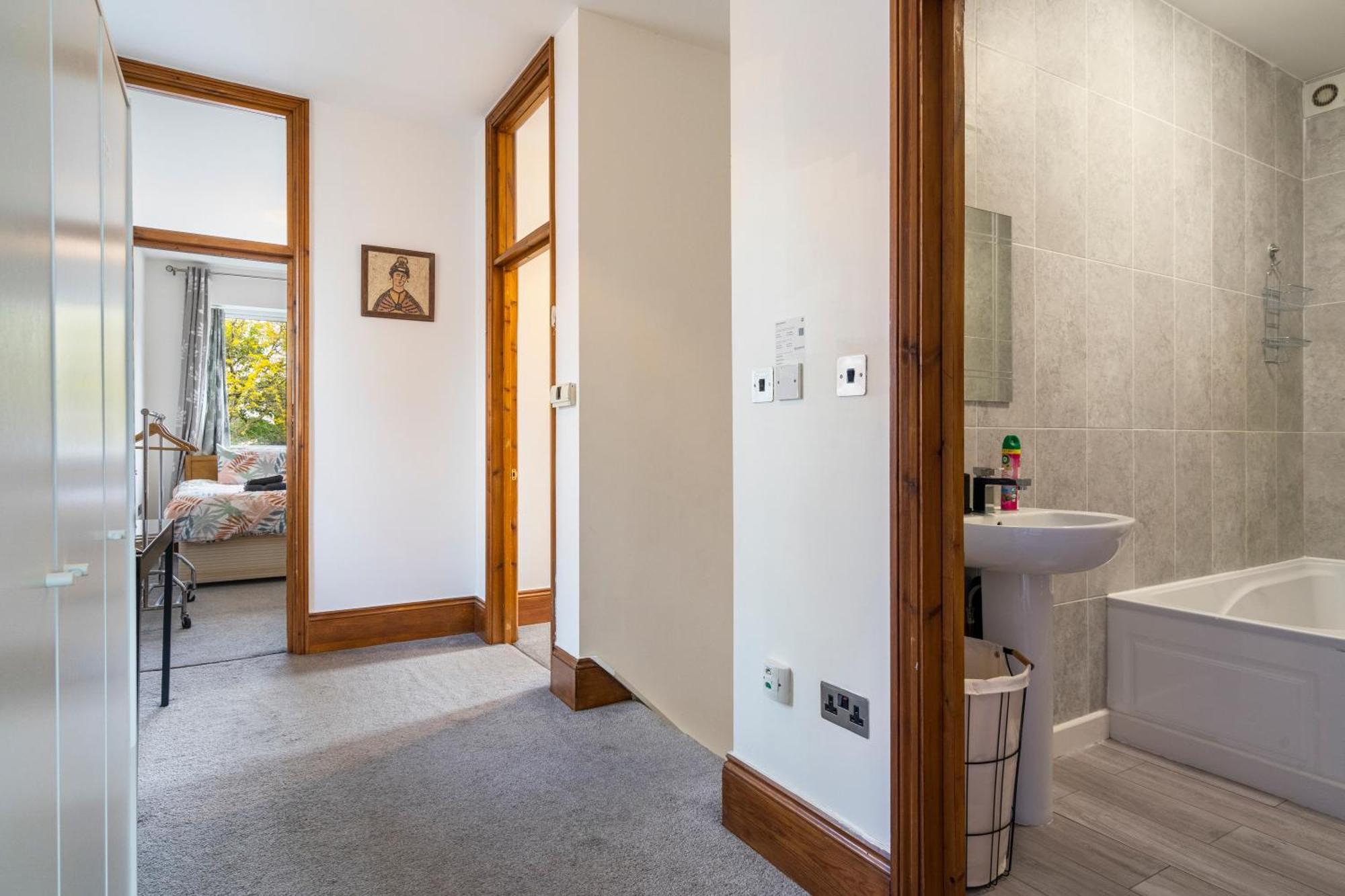 Modern 2 Bedroom In Mitcham, London Apartment *