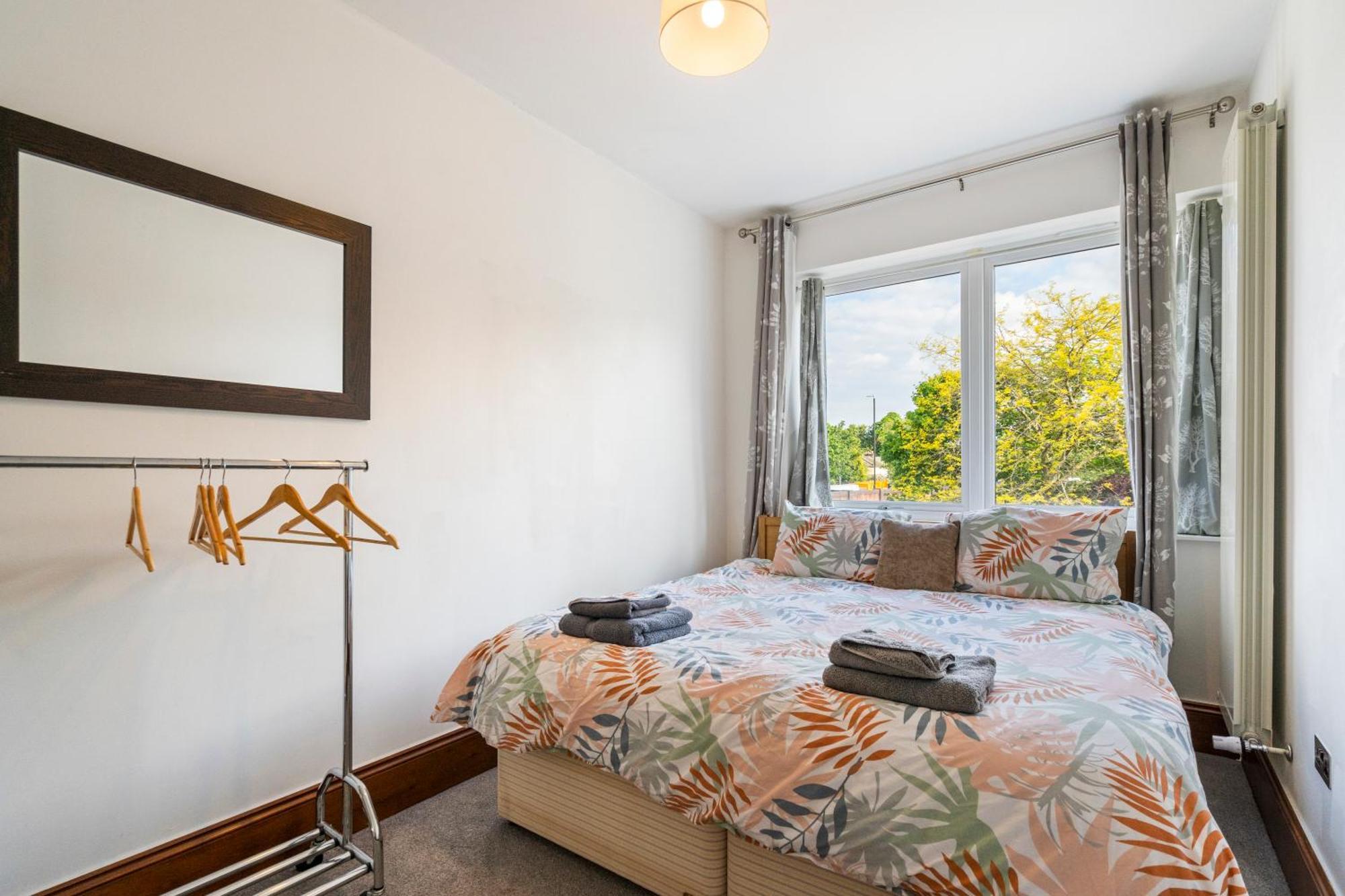 Modern 2 Bedroom In Mitcham, London Apartment *