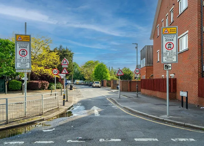 Modern 2 Bedroom Apartment In Mitcham, London