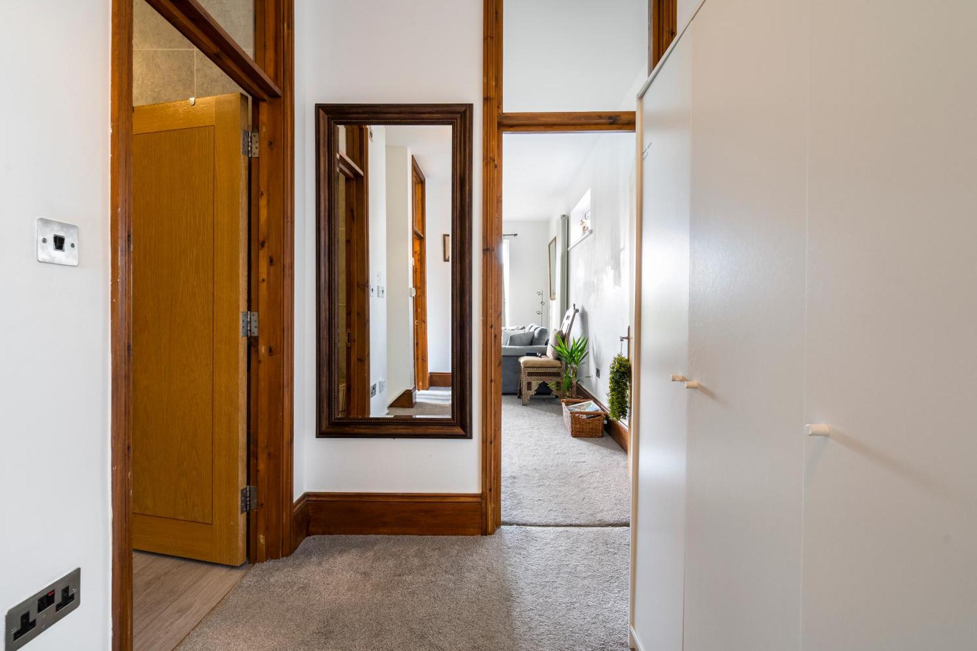 Modern 2 Bedroom In Mitcham, London Apartment