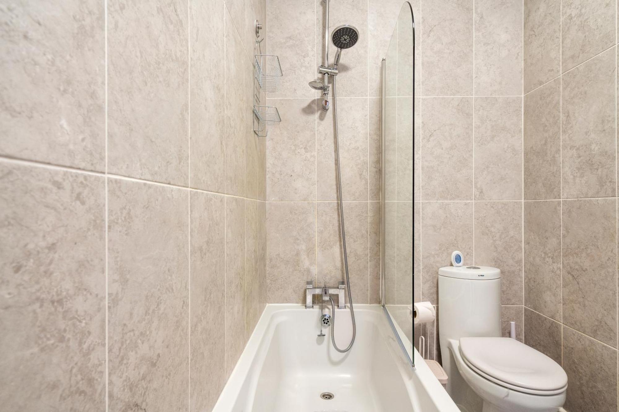Modern 2 Bedroom In Mitcham, London Apartment *